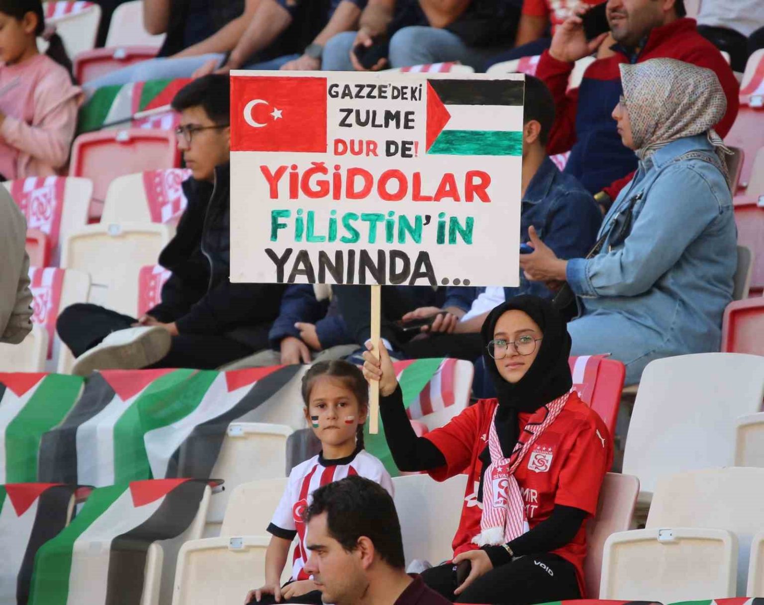 sivas-stadyumu-gazze-icin-doldu