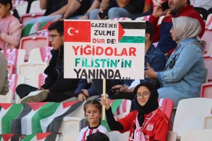 sivas-stadyumu-gazze-icin-doldu