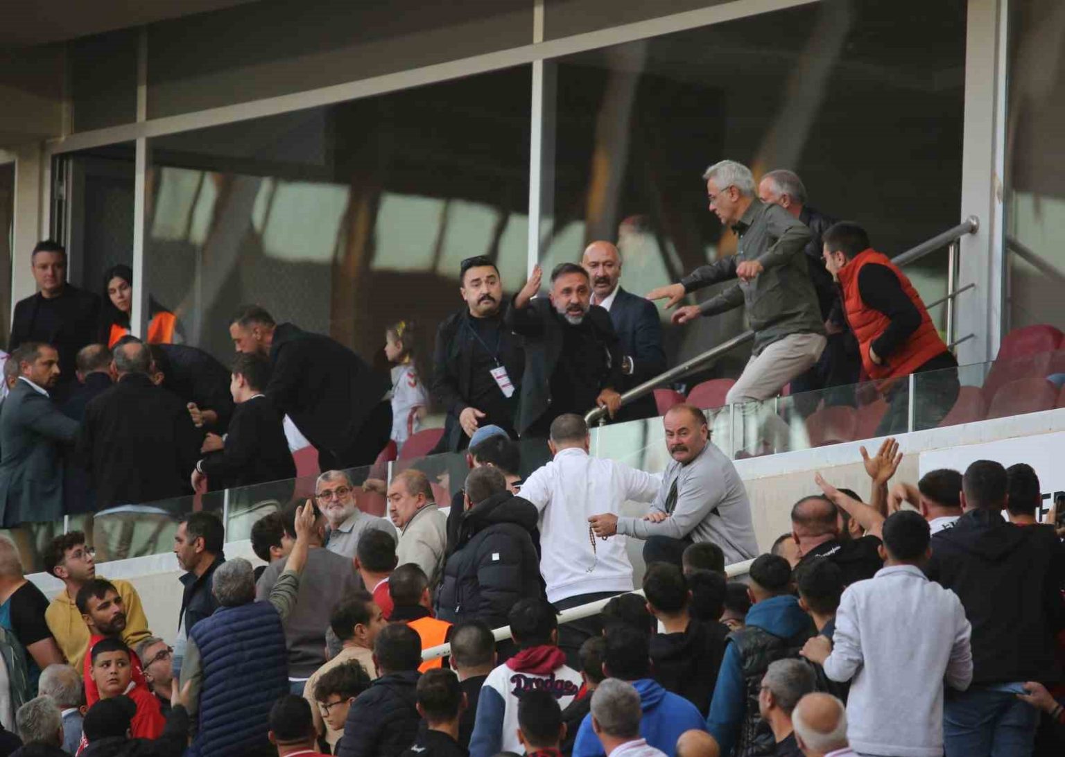 sivasspor-baskani-gokhan-karagol-taraftarla-tartisti