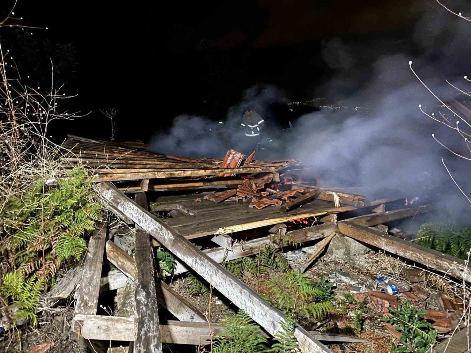 tarlada-cikan-yangin-2-barakayi-kule-cevirdi