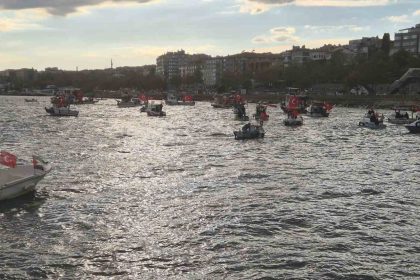 tekirdagda-onlarca-tekne-sumud-filosuna-destek-icin-denize-acildi