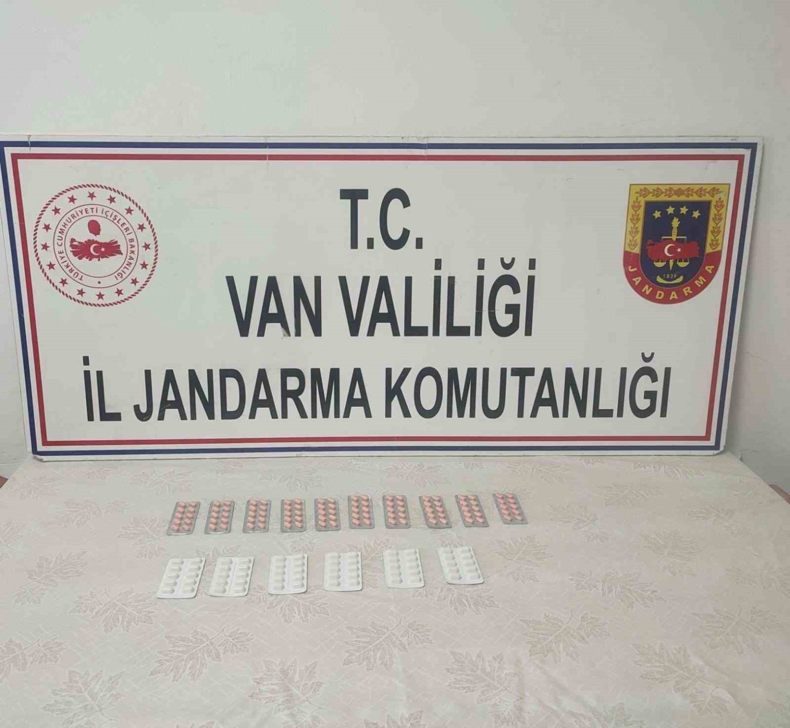 vanda-iran-uyruklu-sahsin-uzerinden-160-adet-uyusturucu-hap-ele-gecirildi