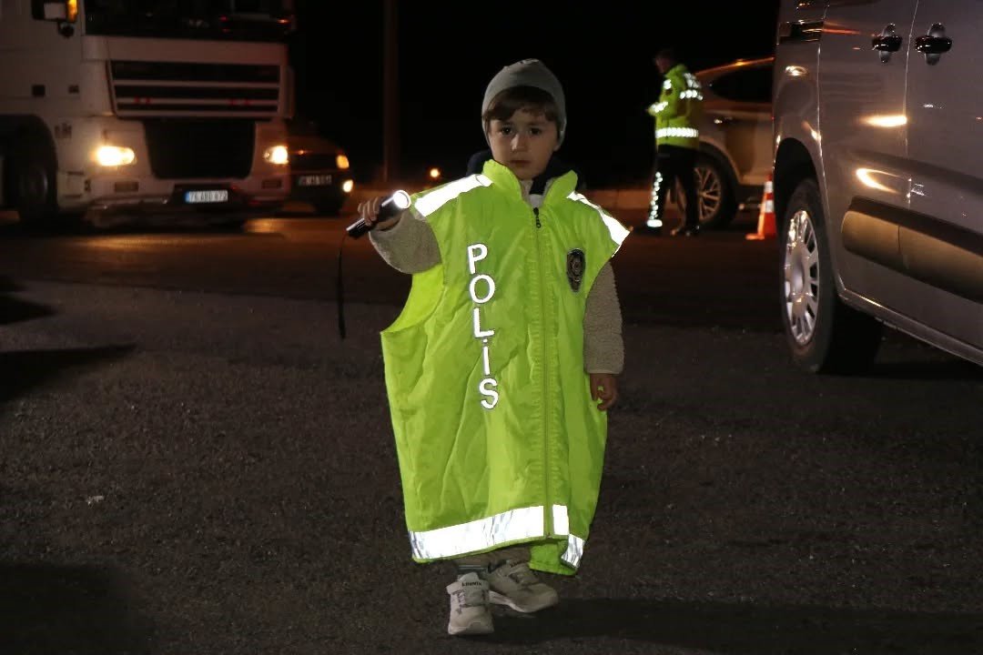 agri-girisinde-minik-polis-dikkat-cekti