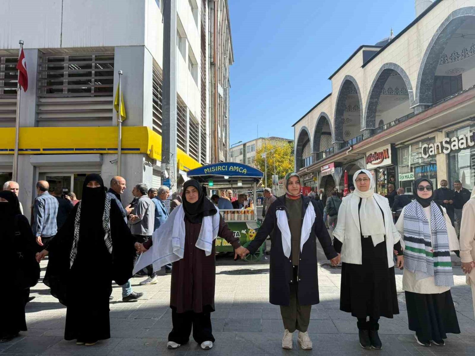 agrida-kadinlar-gazzeye-destek-icin-sessiz-zincir-olusturdu