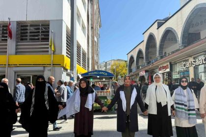 agrida-kadinlar-gazzeye-destek-icin-sessiz-zincir-olusturdu