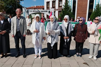 ak-parti-kutahya-il-kadin-kollari-baskanligindan-gazze-icin-sessiz-ciglik-zinciri