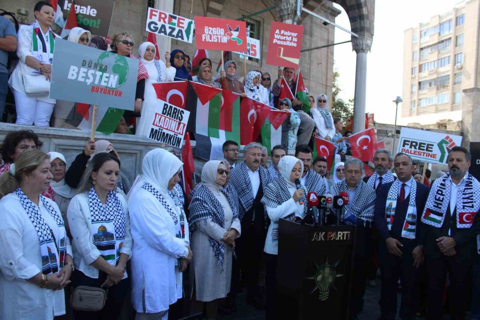 ak-partili-kadinlar-gazze-icin-el-ele-tutustu