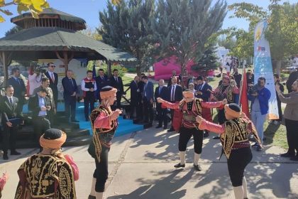 bakan-tekin-ve-bakan-yumakli-tarimin-yildizlari-cocuk-senliginde-bir-araya-geldi