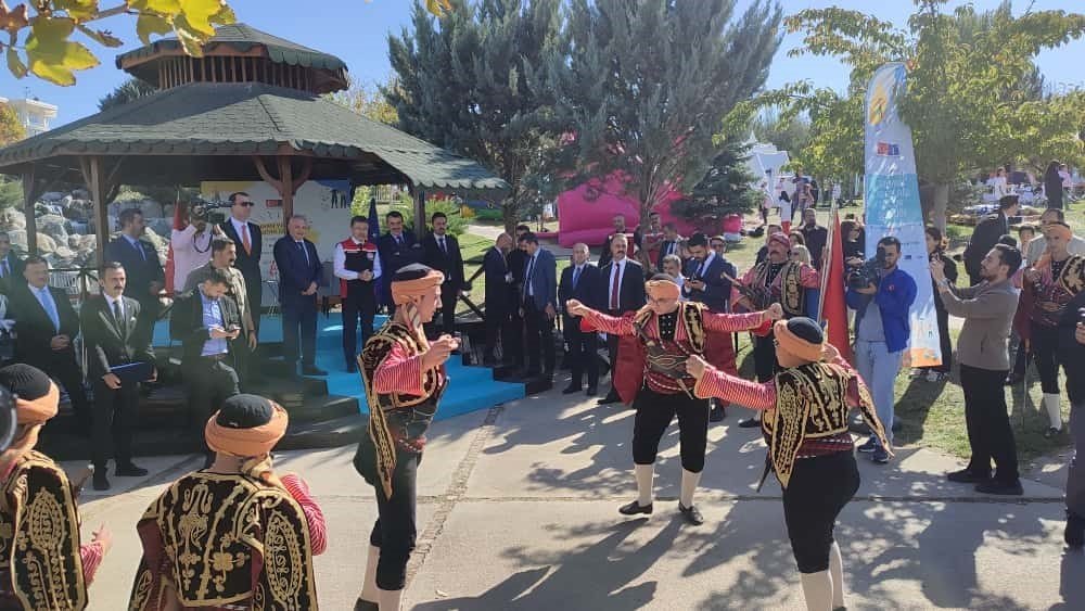 bakan-tekin-ve-bakan-yumakli-tarimin-yildizlari-cocuk-senliginde-bir-araya-geldi