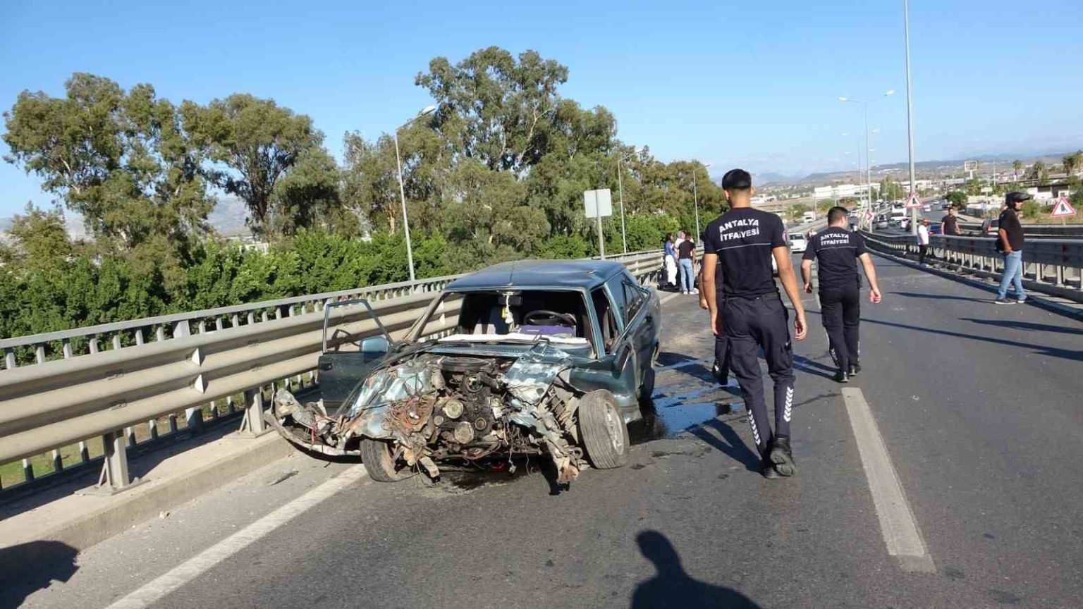 bariyerlere-carpan-tofas-hurdaya-dondu-etrafa-sacilan-parcalari-baska-surucuyu-de-yaraladi