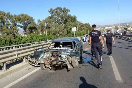 bariyerlere-carpan-tofas-hurdaya-dondu-etrafa-sacilan-parcalari-baska-surucuyu-de-yaraladi