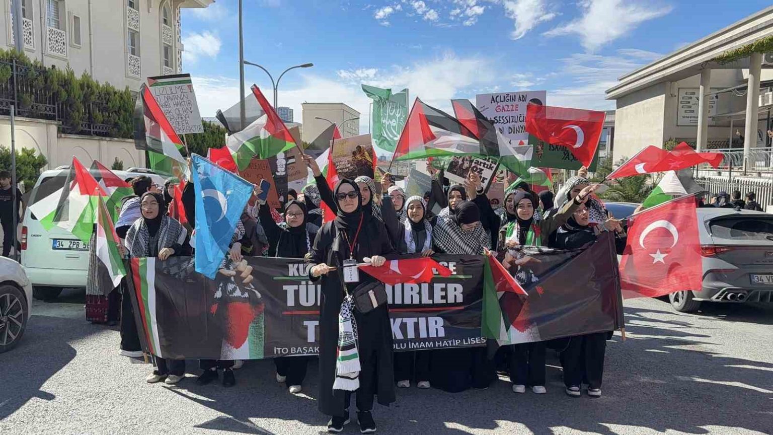 basaksehirde-buyuk-aksa-tufani-genclik-yuruyusu-duzenlendi