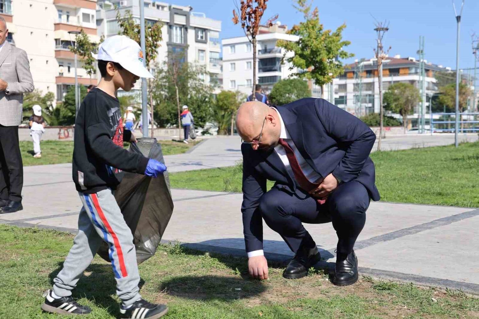 baskan-turkel-ogrencilerle-cop-topladi