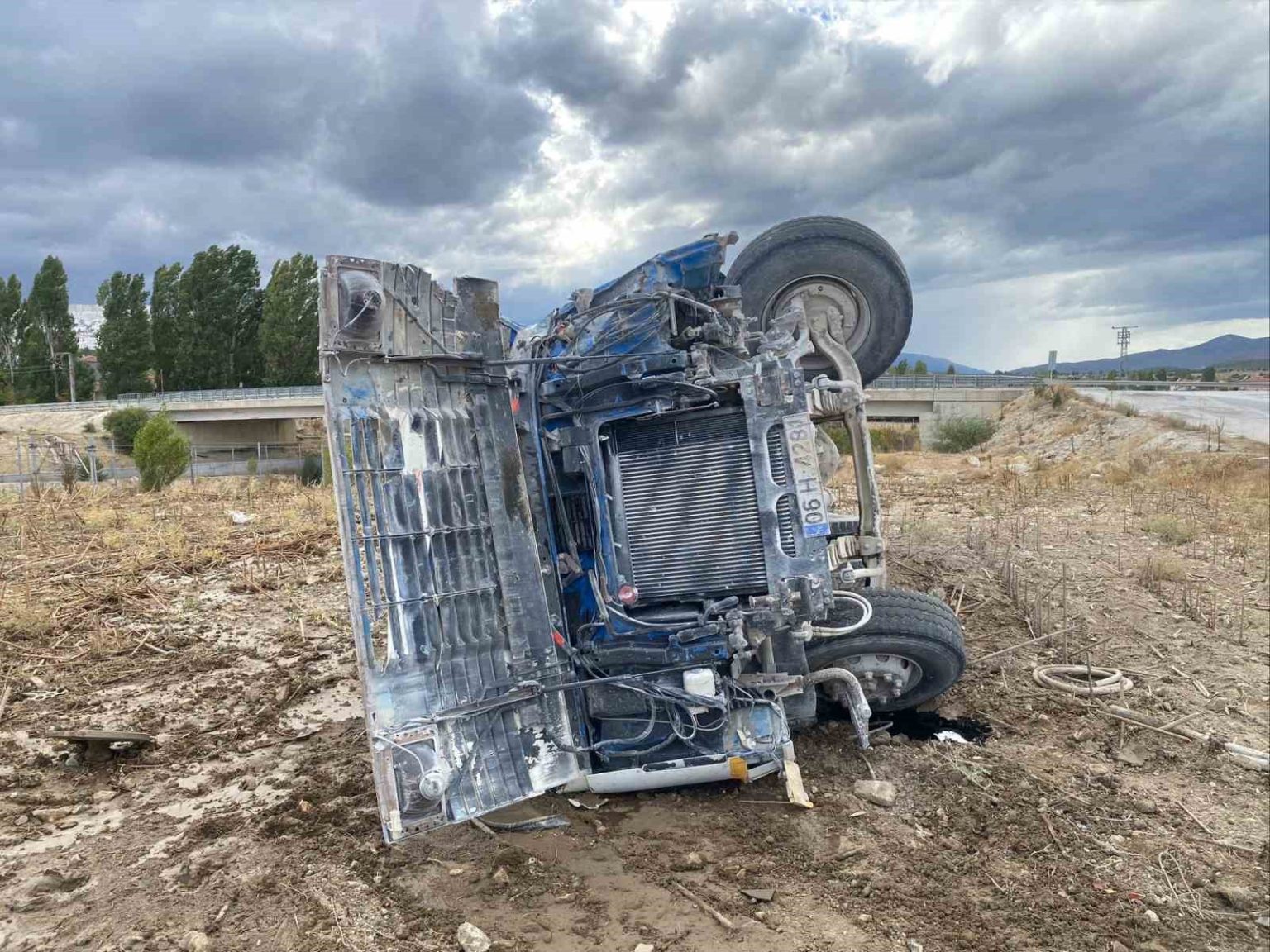 bilecikte-devrilen-tanker-surucusu-yaralandi