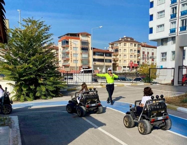 bilecikte-miniklere-trafikte-guvenli-adimlar-egitimi