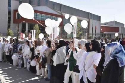 bitliste-kadinlar-beyaz-balonla-israili-kinadi