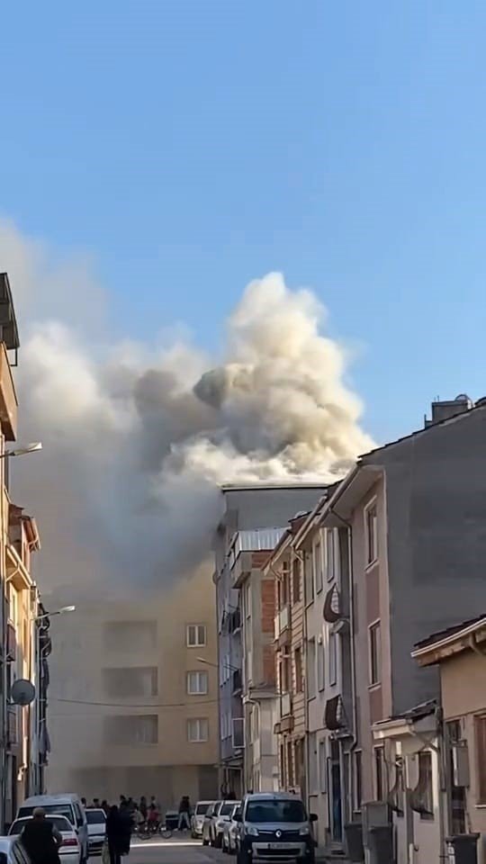 bursada-5-katli-binanin-catisinda-yangin