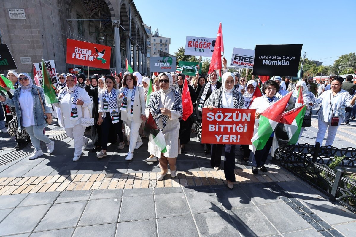 buyukkilic-esi-ile-birlikte-gazze-icin-sessiz-ciglik-programina-katildi