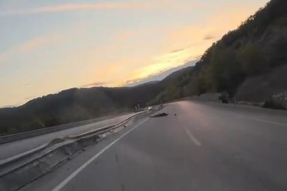 canakkalede-seyir-halindeki-motosikletlinin-kaza-ani-kameraya-yansidi