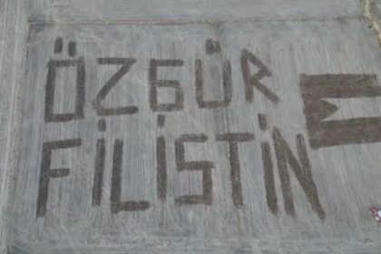 canakkaleli-ciftci-filistine-destek-icin-tarlasina-ozgur-filistin-yazdi