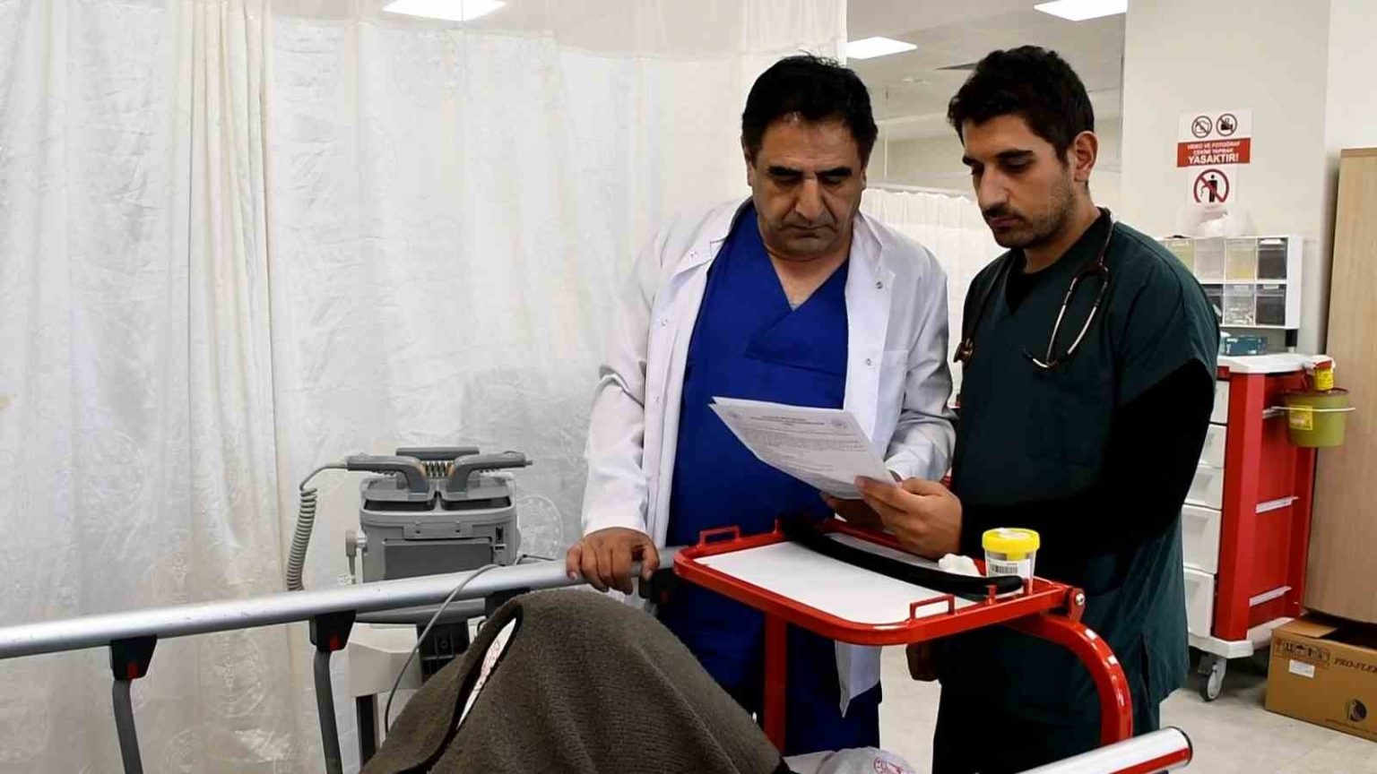 doktor-baba-ogul-ayni-hastanede-hizmet-etmenin-mutlulugunu-yasiyor