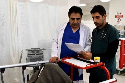 doktor-baba-ogul-ayni-hastanede-hizmet-etmenin-mutlulugunu-yasiyor