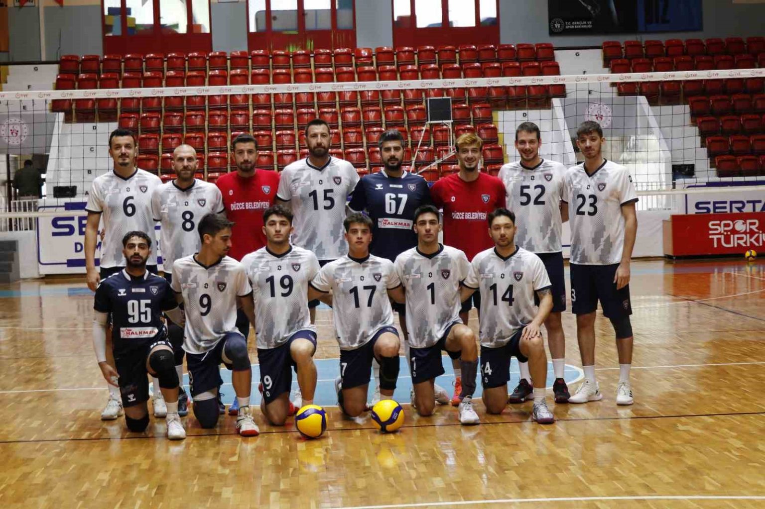 duzce-belediyesi-spor-akademisi-voleybol-takimi-deplasmandan-maglup-dondu