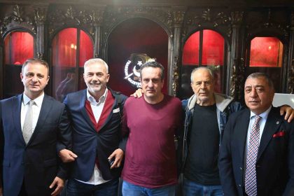 efsaneler-emir-yusanin-anisina-sahaya-cikiyor