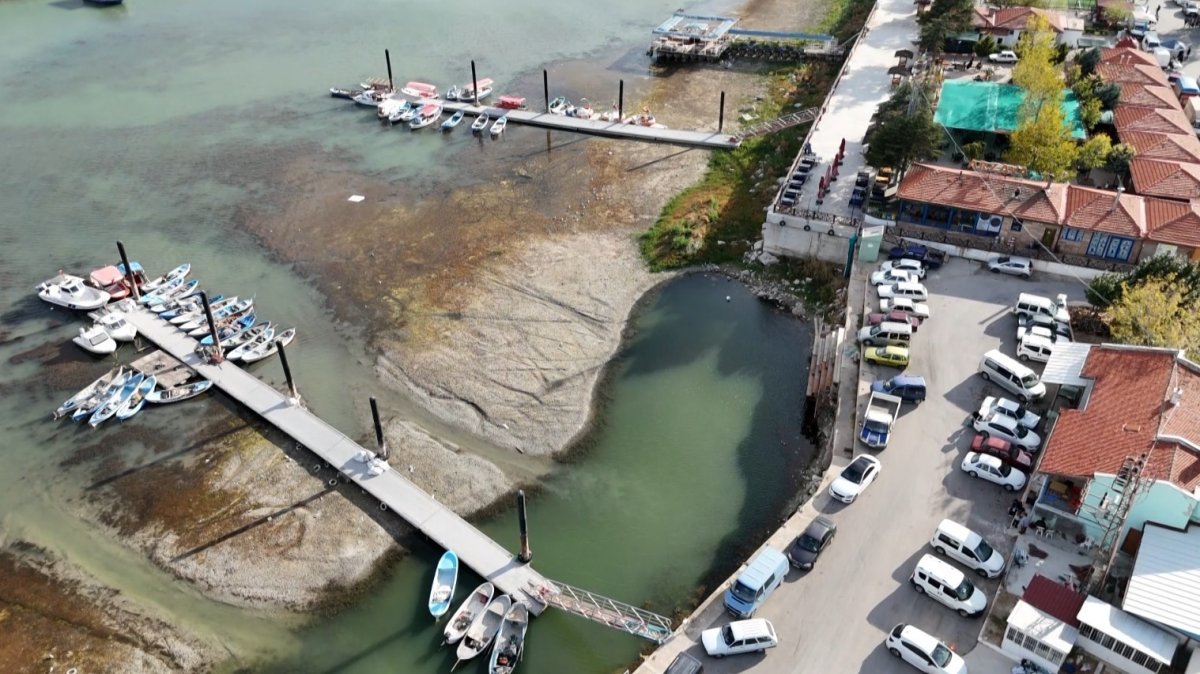 egirdir-golunde-balikci-tekneleri-karaya-oturdu-balikcilik-bitme-noktasina-geldi