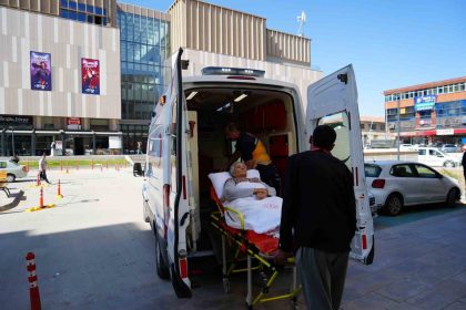 erzincanda-taburcu-edilen-hastalar-ihtiyac-halinde-evlerine-ambulansla-ucretsiz-goturuluyor