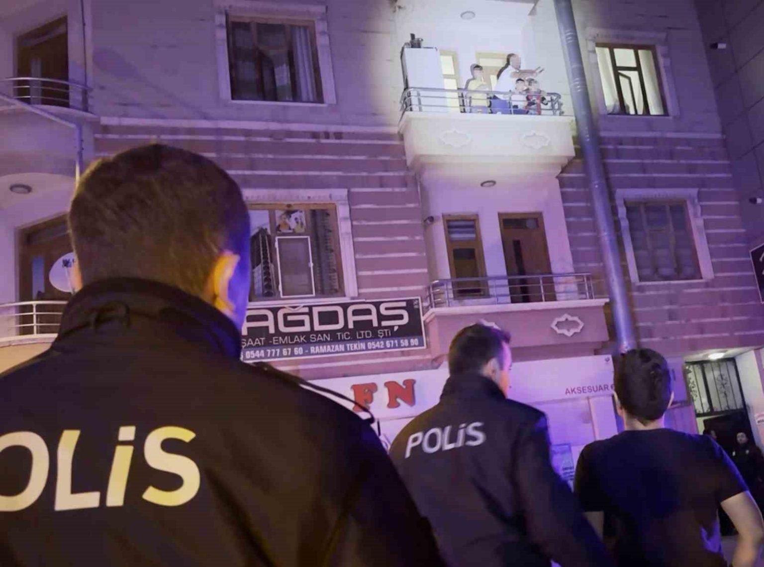 eski-esini-darbeden-sahis-cocuklarini-bicakla-rehin-aldi