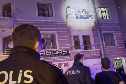 eski-esini-darbeden-sahis-cocuklarini-bicakla-rehin-aldi