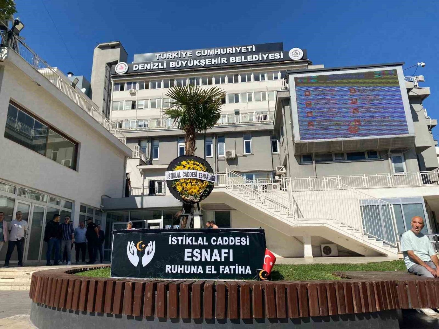 esnafin-tabutu-denizli-buyuksehir-belediyesinin-onune-birakildi