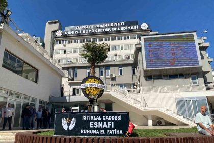 esnafin-tabutu-denizli-buyuksehir-belediyesinin-onune-birakildi