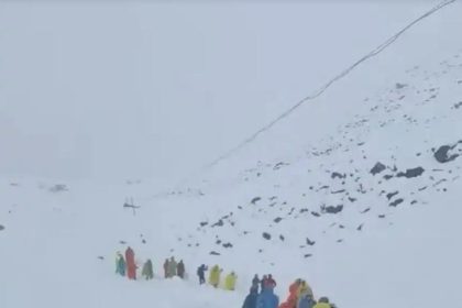 everestteki-kar-firtinasi-nedeniyle-bin-kisi-dagda-mahsur-kaldi