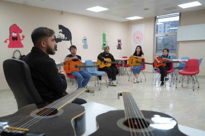 genclik-merkezinde-gencler-sanati-kesfediyor