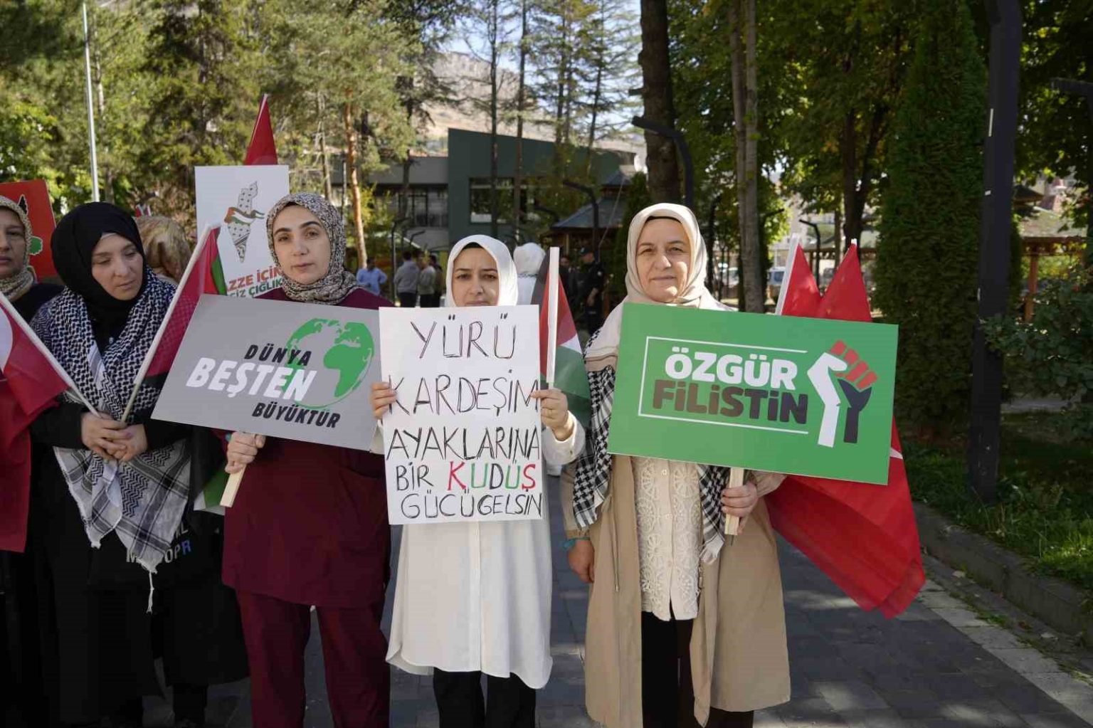 gumushanede-kadinlardan-gazze-icin-sessiz-ciglik-yuruyusu