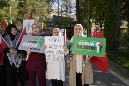 gumushanede-kadinlardan-gazze-icin-sessiz-ciglik-yuruyusu