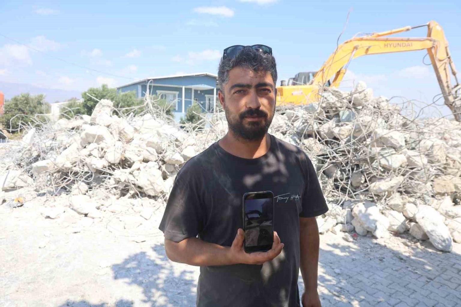 is-makinesiyle-gelin-arabasinin-onunu-kesen-operator-bahsis-alinca-yolu-acti