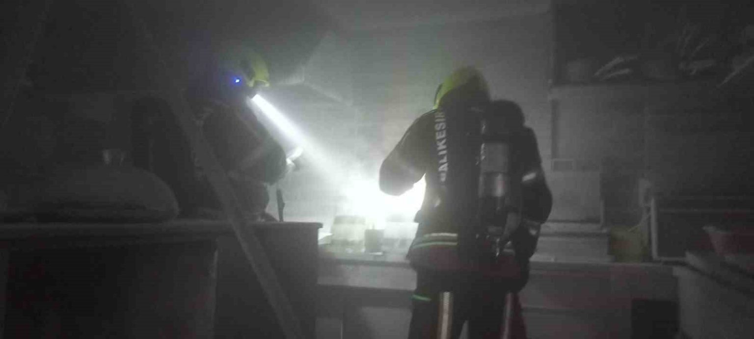 isyerinin-de-fritoz-yangininda-duman-panigi