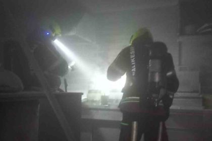 isyerinin-de-fritoz-yangininda-duman-panigi