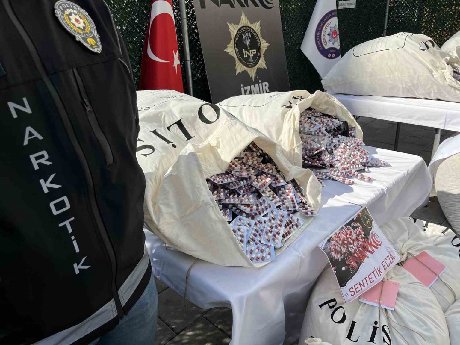 izmirde-rekor-miktarda-sentetik-ecza-yakalandi