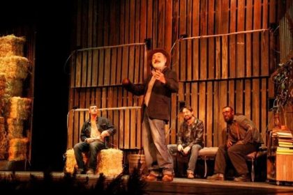 john-steinbeckin-fareler-ve-insanlar-eseri-yeniden-tiyatro-sahnesinde