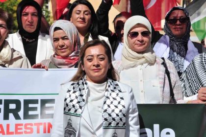 karsta-ak-parti-kadin-kollarindan-gazze-icin-sessiz-ciglik
