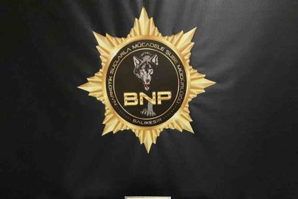 kiyafete-emdirilen-uyusturucu-polislerin-dikkati-sayesinde-yakalandi