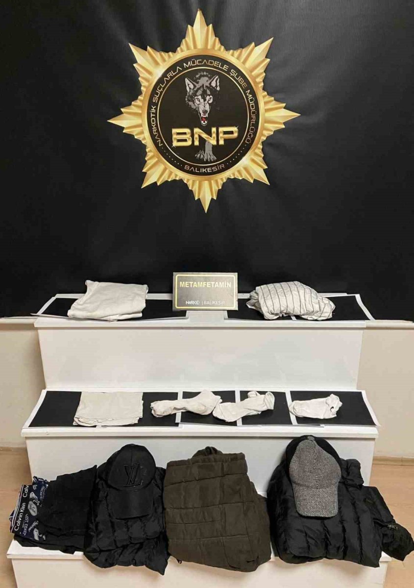 kiyafete-emdirilen-uyusturucu-polislerin-dikkati-sayesinde-yakalandi