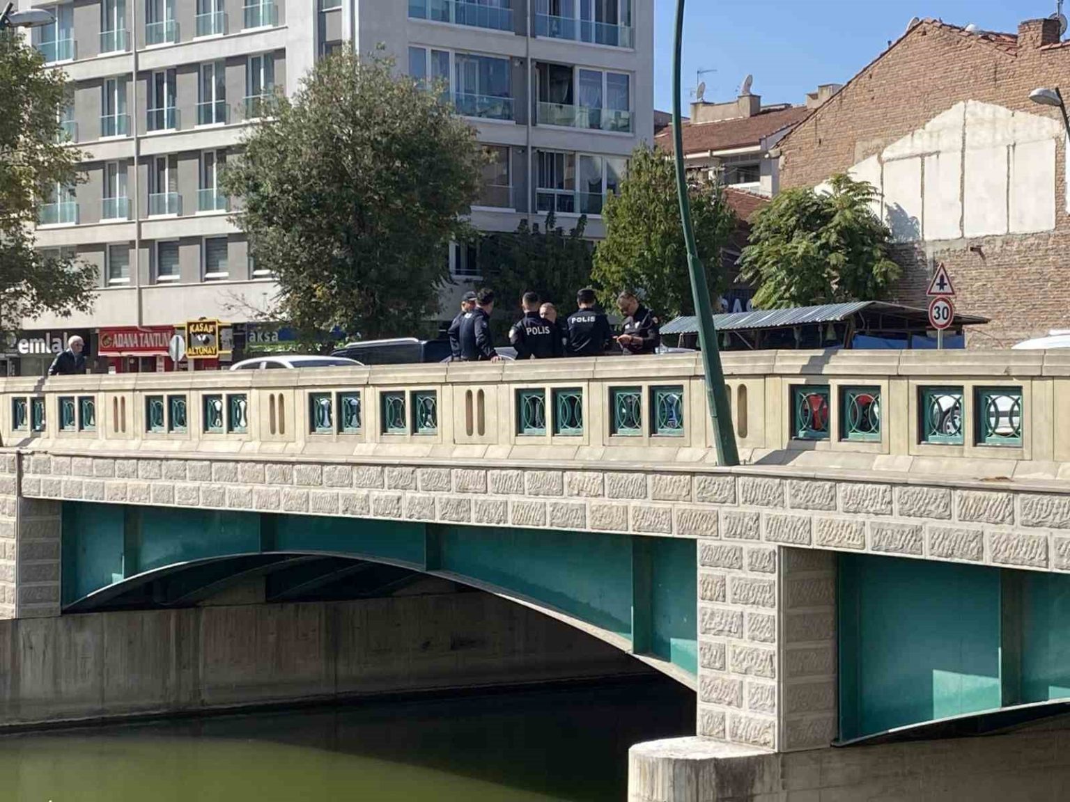 kiz-arkadasi-gelince-intihardan-vazgecti