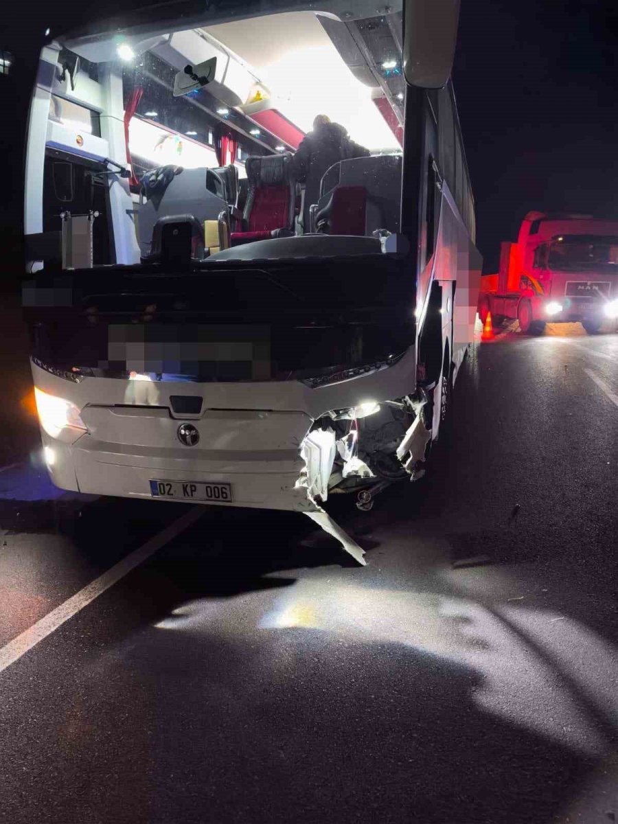 kontrolden-cikan-otomobil-karsi-seride-gecerek-yolcu-otobusune-carpti-1-olu