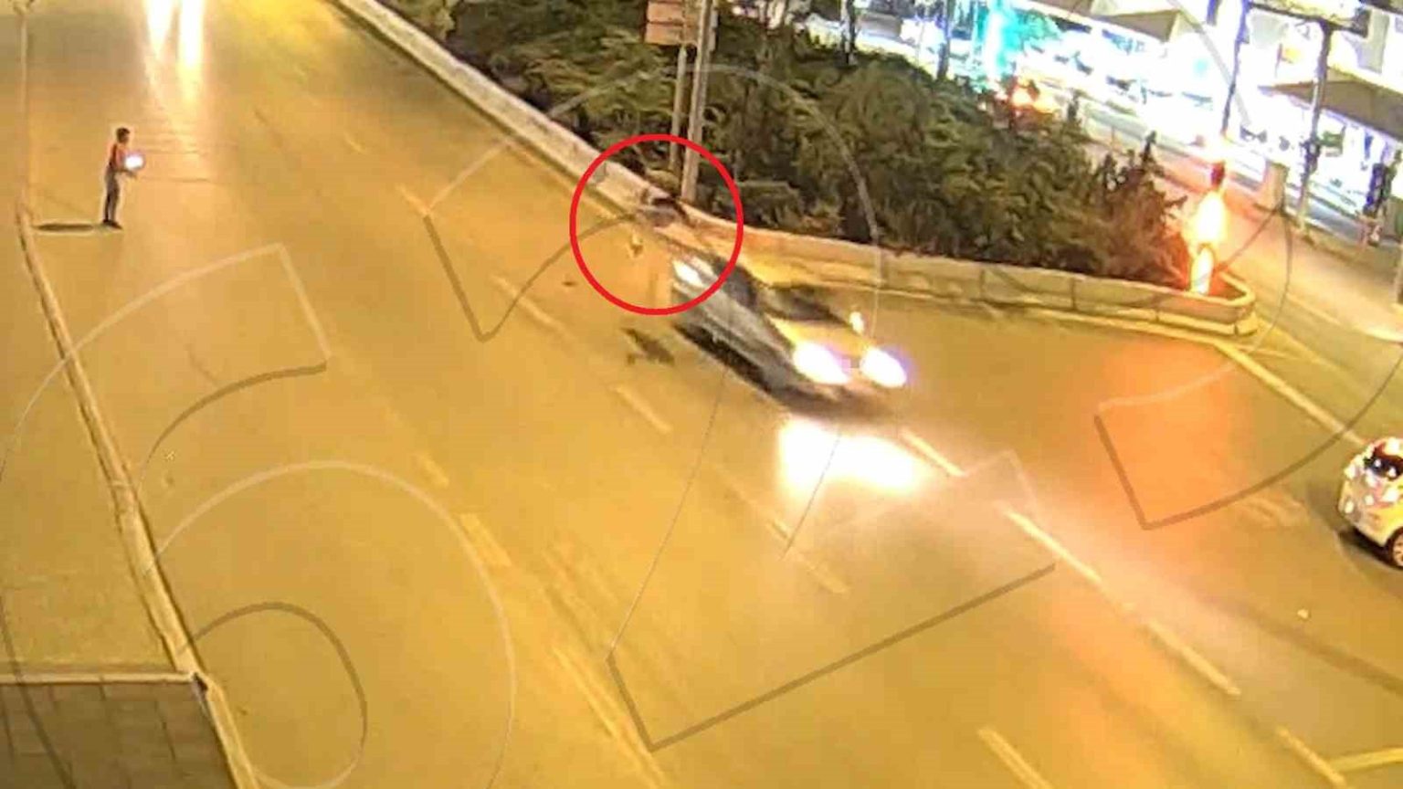 kosarak-karsiya-gecerken-otomobilin-carptigi-sahis-havaya-savrularak-agir-yaralandi