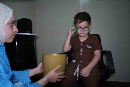 kulaklik-kullanirken-dikkat-yuksek-sesli-muzik-ve-uzun-maruziyetten-uzak-durmali-etkileri-geri-donusumsuz-olarak-ortaya-cikiyor